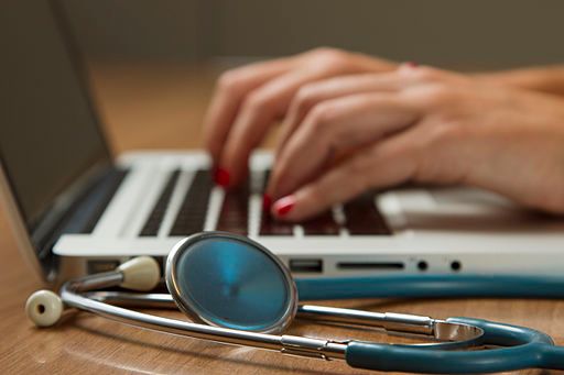 arts-patient gesprek achter laptop