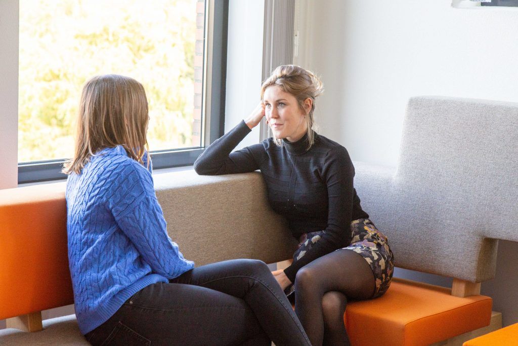 2 vrouwen in een coaching gesprek